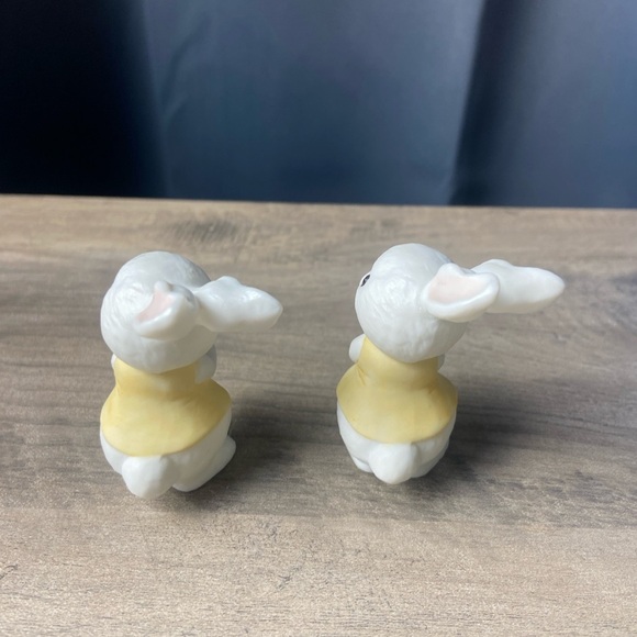 Hallmark: Two Bunny Rabbits with Purple Egg figurine, 2.5" (1984) - Picture 3 of 7